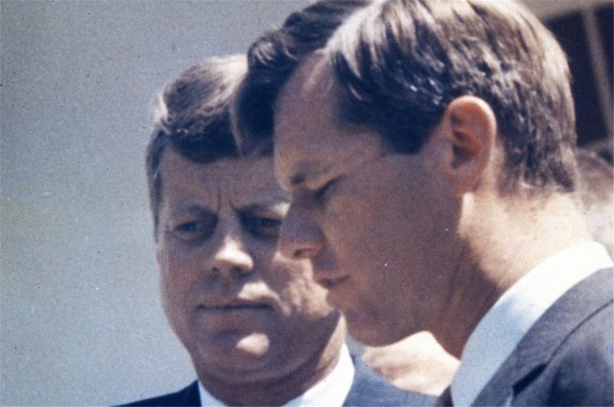 JFK nach Schuss in Krankenhaus gebracht