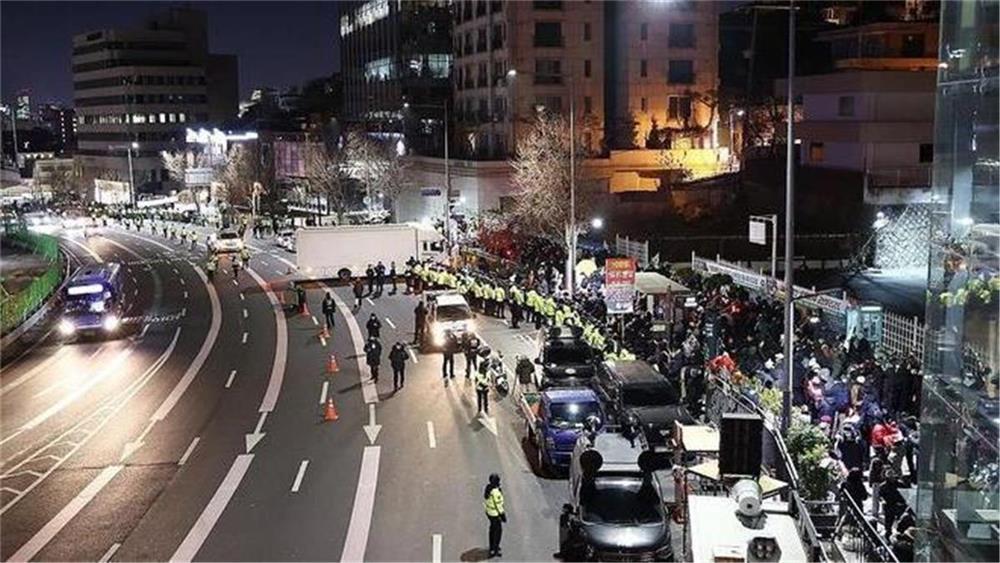 Seoul, 3. Januar (Xinhua) – Ein Fahrzeug, das angenommen wurde, auf das Präsidentenamt zuzufahren, u