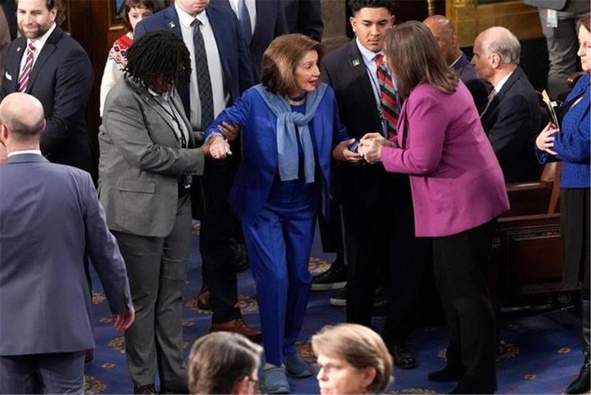 Kurz vor Wahlgespräch: Pelosi kehrt nach OP erstmals zum House zurück und verzichtet auf ihr Markenattribut High Heels