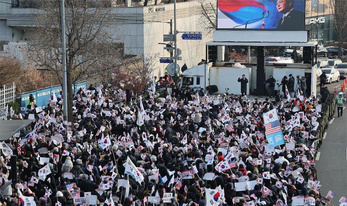 Yoon Suk-yeols Festnahme verstehen mit 5 Schlüsselwörtern: Über 100 Menschen stehen sich über 5 Stun