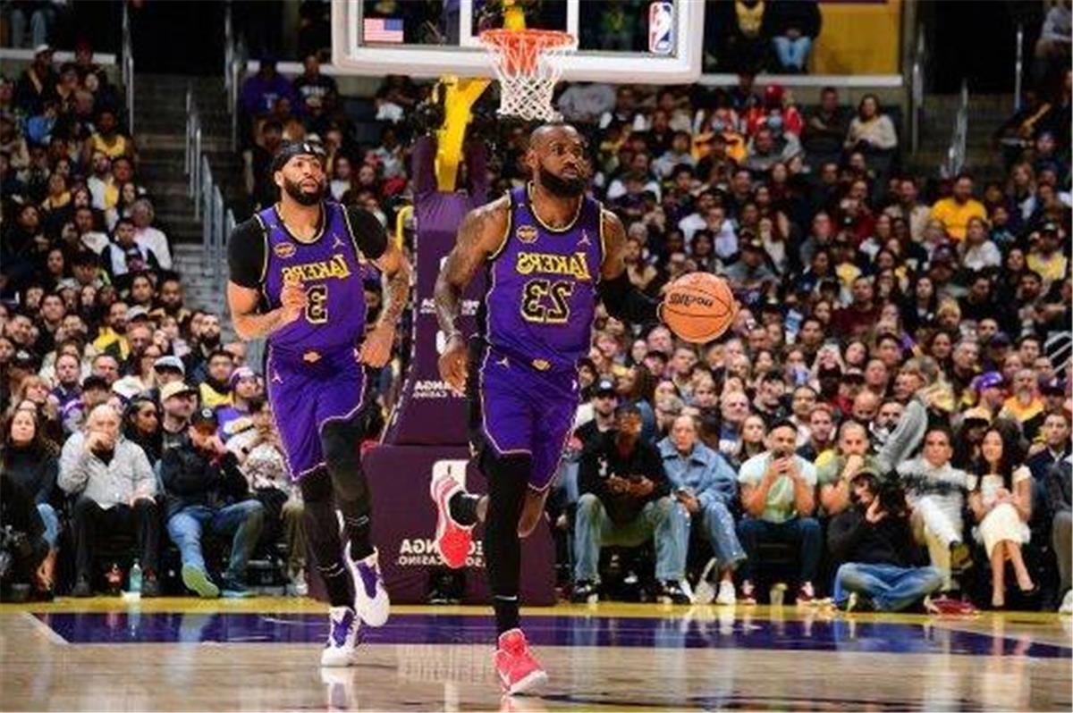 James erzielt 30 Punkte aufeinander bei 40 Jahren! James erreichte ein Meilenstein mit 30 Punkten und 8 Rebounds, Davis hatte 18 Punkte und 19 Rebounds, Young hatte 33 Punkte und 9 Rebounds, Lakers schlagen Hawks problemlos