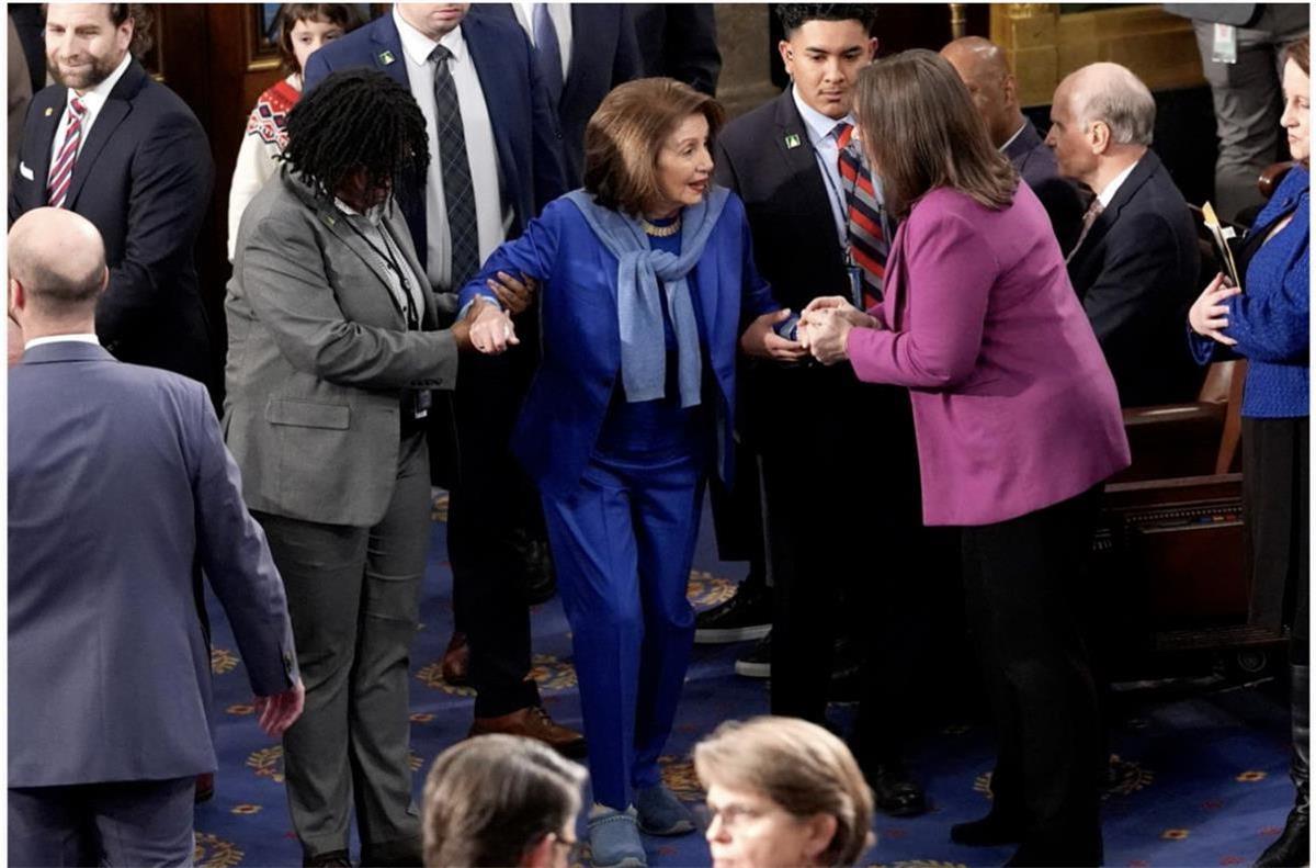 US-Medien: Pelosi macht mit flachen Schuhen statt ihrer Markenhighheels ersten House-Zugang nach Hüft-OP