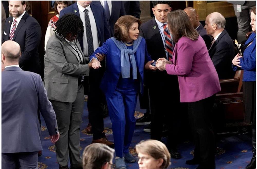 US-Medien: Pelosi macht mit flachen Schuhen statt ihrer Markenhighheels ersten House-Zugang nach Hüft-OP